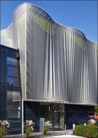 Wie ein Bühnenvorhang: Textilfassade für die Musikschule Erftstadt