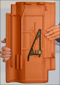 Werkseitig vormontiert: Nelskamps Dachstick zur werkzeuglosen Sturmsicherung