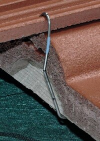 Neuer „Braas Clip“ zur Sturmsicherung von Dachsteinen