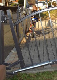 Außentürschließer speziell bei ansteigendem Gelände