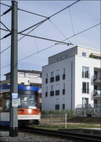 Konkret: Massiver Schallschutz für zwei Mehrfamilienhäuser neben einer Straßenbahnlinie