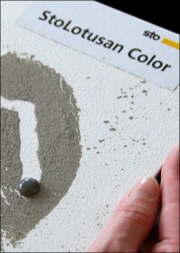 Lotus-Effekt: Testset von Sto demonstriert, wie (Regen)Wasser Fassaden reinigen kann