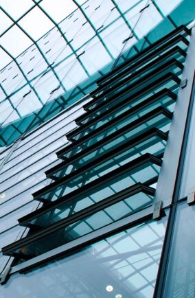 Isolierverglaste Lamellenfenster von Glasbau Hahn: natürliche Lüftung bei geringem Platzverbrauch