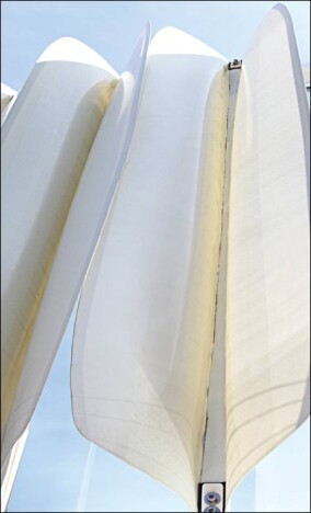 Bionische Fassadenverschattung Flectofin auch für gebogene Fassaden geeignet