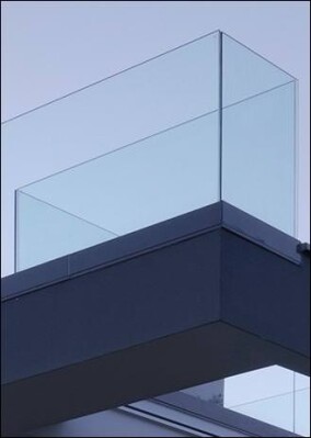 „Litefront”: Liniengelagertes, hochtransparentes Ganzglasgeländer von SWS