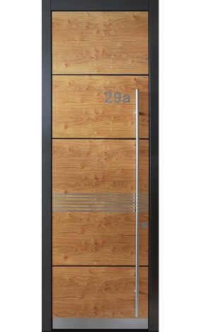 Türenmanufaktur Topic zeigt Größe mit 3-Meter-Haustüren ... zumindest optisch