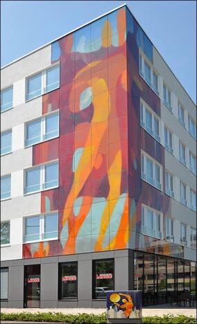 Handgemachte Glaskunst schmückt VHF-Fassade eines Paderborner Gesundheitszentrums