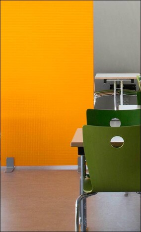 Leuchtende Stellwände mit Wabenkern zur flexiblen Zonierung