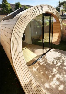 Shoffice: Spaciger Anbau aus American White Oak zwischen Bürozelle und Kunstwerk