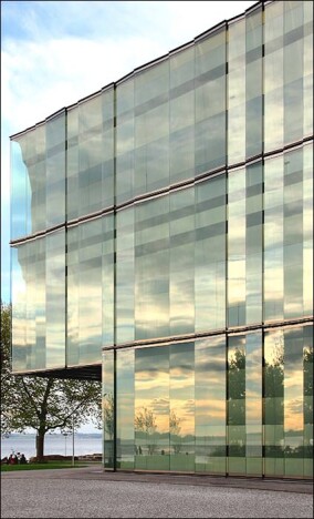 LAMEX TISSUE: Für das Spiel mit Licht und Farbe verbindet Glas Trösch Glas mit Metall