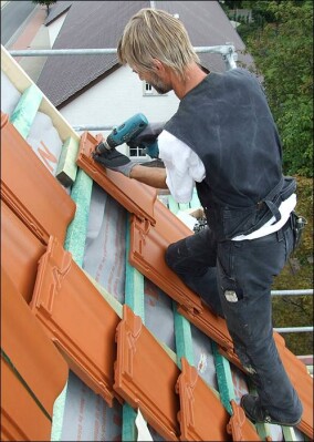 Tariflohn, 13. Monatsgehalt, Ausbildungsvergütung und Altersvorsorge von Dachdeckern legen zu