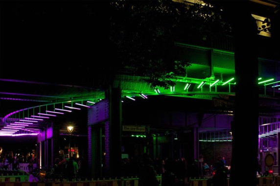 Lichtkunst: Lichtkunstinstallation Brücke Bleibtreustraße, Berlin (aletja plus GmbH), Foto: Gordon Wehowsky