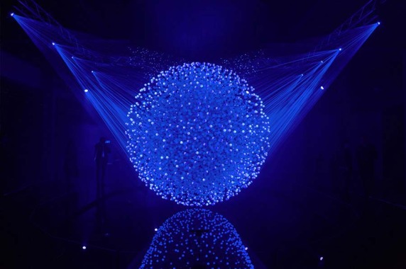 Lichtkunst: FLUIDIC-Sculpture in Motion, Mailand (WHITEvoid interactive art & design), Foto: Christopher Bauder