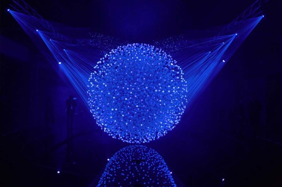 Lichtkunst: FLUIDIC-Sculpture in Motion, Mailand (WHITEvoid interactive art & design), Foto: Christopher Bauder