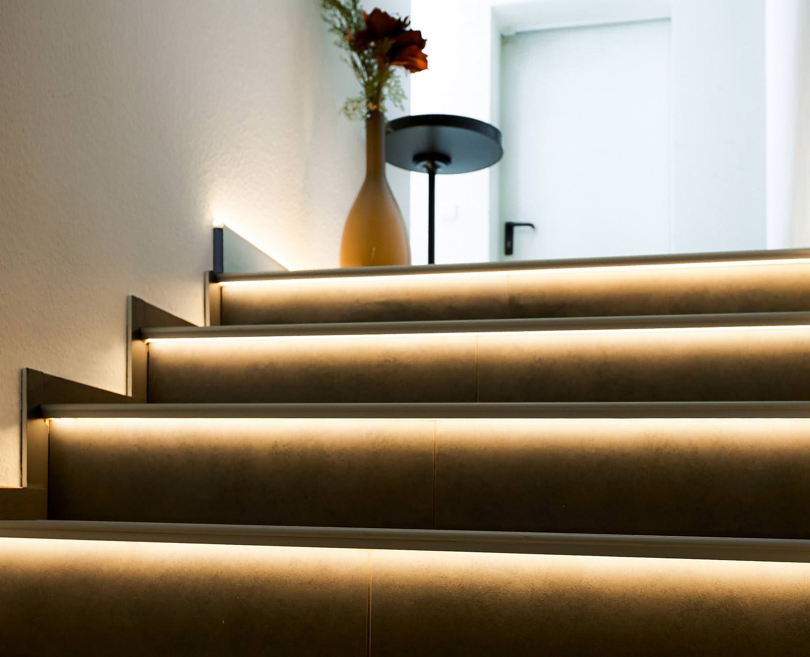 Indirekte Treppenbeleuchtung per LEDs im Stufenprofil Florentostep LED