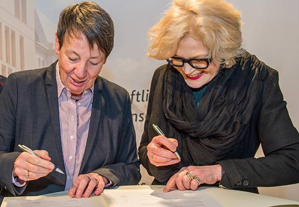 Dr. Barbara Hendricks und Dipl.-Ing. Architektin Barbara Ettinger-Brinckmann unterschreiben auf der BAU 2015 eine Vereinbarung zur Fortführung des Deutschen Architekturpreises.