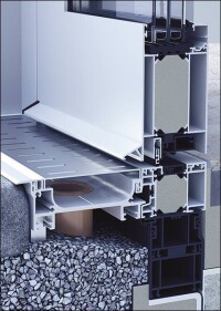 Heroal integriert lineare Fassadenentwässerung in Tür- und Fensterprofilsysteme