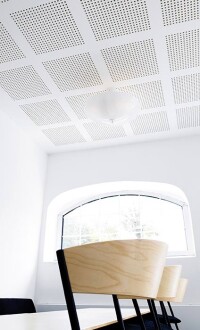 „Rigitone Activ’Air“: Nun auch luftreinigende, akustisch wirksame Lochplatten von Rigips