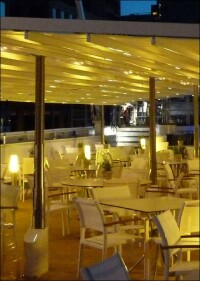 Leiners windfestes Terrassenfaltdach mit großem Ausfall und integrierter Beleuchtung