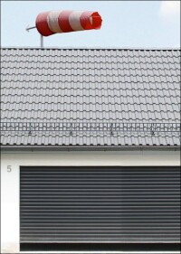 Neues sechs-Meter-Garagenrolltor von Alukon zertifiziert für schwere Stürme