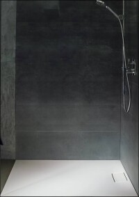 Stonetto, gleichsam ein vom Wasser geformter (Mineralguss-)Stein als Duschfläche 