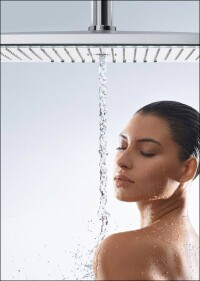 Neue großflächige Rainmaker Kopfbrausen von Hansgrohe u.a. mit weißer Glasoberfläche