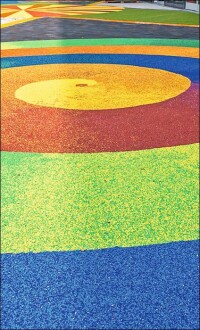 Generationenübergreifende, farbintensive Innenhofgestaltung mit Polytan-Fallschutzböden