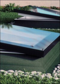 Fakro ordnet seine Flachdachfenster in drei Modellgruppen