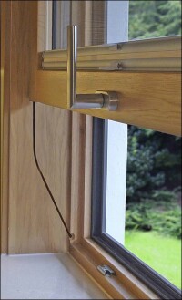 Neue Generation von Vertikal-Schiebefenstern folgt einem puristischen Design 