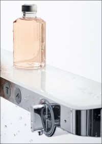 2in1: Hansgrohe kombiniert 70 cm Glas-Ablage mit smarter Thermostat-Armatur