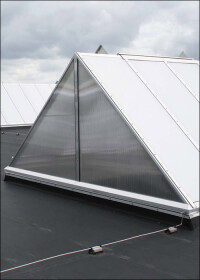 JET-Gruppe führt neue Verglasungsvariante für Sattellichtband JET-Vario-Therm S ein