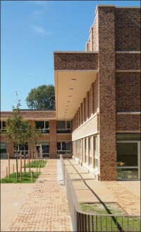 Das kann (fast) nur Klinker: Fassade und Pausenhof in einem Guss