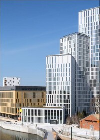 Rhythmische Fassade in kräftigen Farben für „Malmö Live“