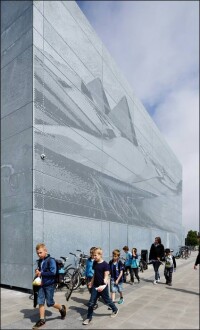 Feuerverzinkte Blechfassade mit bildgebender Perforation