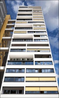 Wie Senkrechtmarkisen Loggien eines über 60 m hohen Hochhauses schützen: orkanfest!