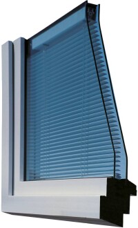 Sonnenschutz mit hochreflektierender SZR-Jalousie auf Augenhöhe mit Außenverschattung