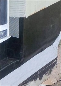 Risseüberbrückende Abdichtung à la Wolfin für Holzbauteile im Gründungsbereich