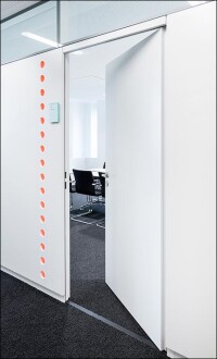 feco-Systemtrennwände im Haus West der Sparkasse Ulm: flächenbündig mit reduzierter Optik