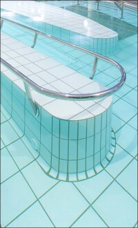 Thermes De Balaruc-les-bains: Wie ein Thermalbad das Potential von Keramikfliesen durchdekliniert