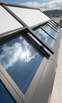 Sonnenschutz à la Renson für das Modulare Oberlicht-System von Velux
