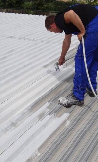 Sanierung statt Komplettabriss dank Metalldachsanierung mit Flüssigkunststoff