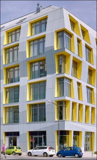 Neoklassizistische Bauwerk trifft auf gefaltete Eternit-Fassade