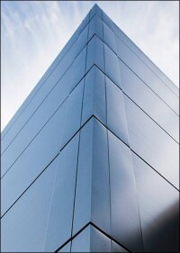 Selbst um Ecken herum: Durchgängige Horizontalfugen bei Sandwichpaneel-Fassaden