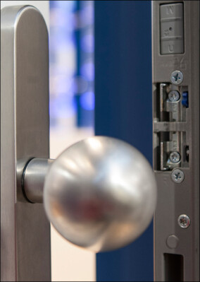 Haustüren von Mehrfamilienhäusern dürfen nachts nicht abgeschlossen werden!