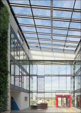 Filigrane Glasarchitektur und Sichtbeton im kongenialen Zusammenspiel