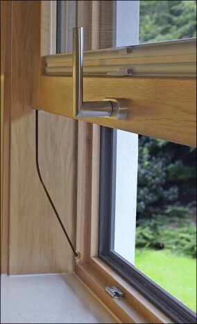 Neue Generation von Vertikal-Schiebefenstern folgt einem puristischen Design 