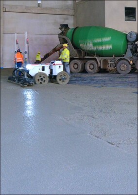 Stahlfaserbeton für Industrieboden im „Mercedes-Benz Consolidation Center“ in Speyer