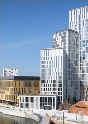 Rhythmische Fassade in kräftigen Farben für „Malmö Live“