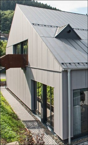 Wie das Stahldach so die Stahlfassade - erstmals mit gekantetem Pladur StandingSeam