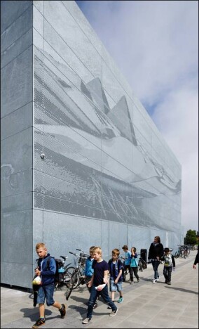 Feuerverzinkte Blechfassade mit bildgebender Perforation